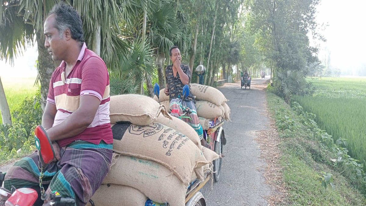 প্রশাসনের অভিযানে ৬৬৬ বস্তা সরকারি চাল জব্দ। ছবি- রূপালী বাংলাদেশ