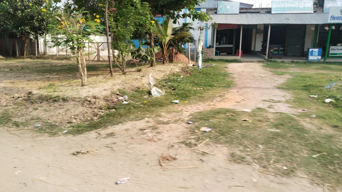 আগে এই জায়গা কাঁটাতার ও সিমেন্টের খুঁটি দিয়ে ঘেরা ছিল। ছবি : রূপালী বাংলাদেশ