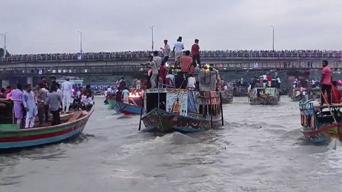 গাজীপুরের কালিয়াকৈরে তুরাগ নদীতে নৌকাতে করে প্রতিমা বিসর্জন। ছবি- ভিডিও থেকে নেওয়া