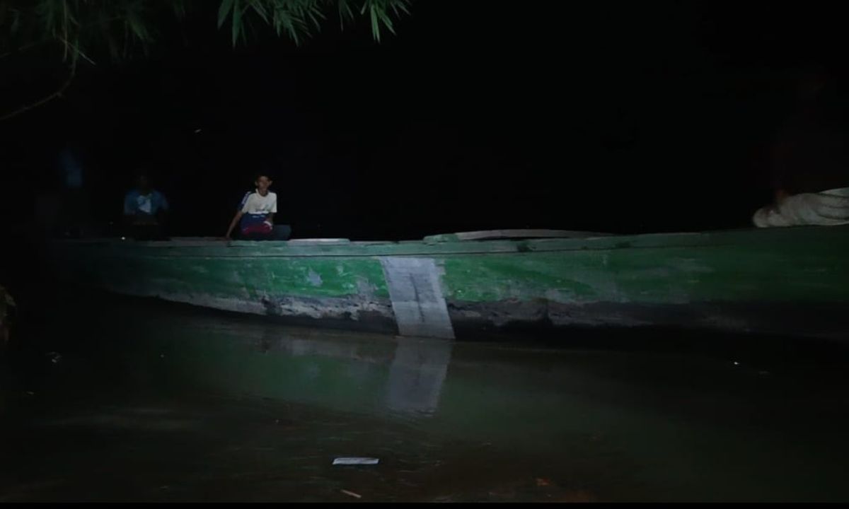 নৌকাতে করে চলাচল করছে পানিবন্দিরা। ছবি- রূপালী বাংলাদেশ