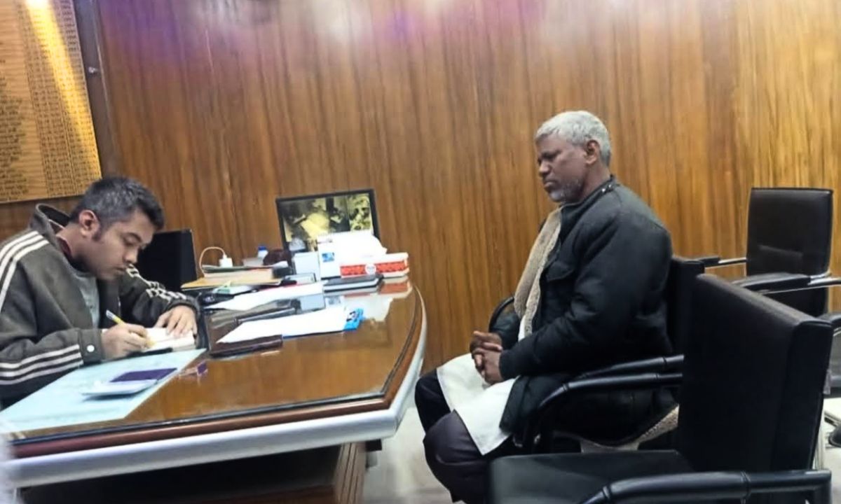 আটকের পর জরিমানা আদায় করছেন নির্বাহী ম্যাজিস্ট্রেট। ছবি  : রূপালী বাংলাদেশ