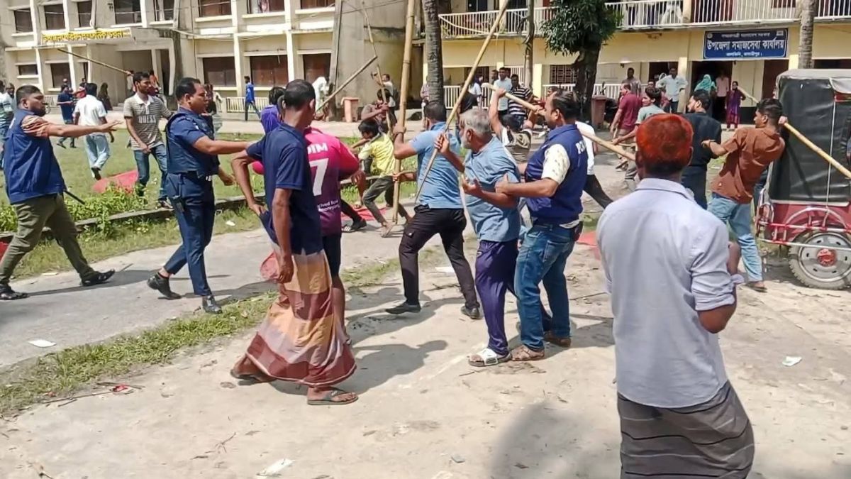 মাদারীপুরের কানকিনিতে বিএনপির দুই গ্রুপের সংঘর্ষ। ছবি- রূপালী বাংলাদেশ