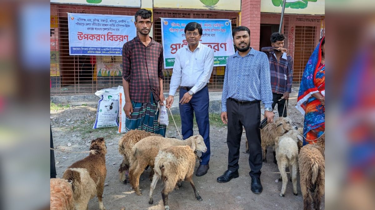কালুখালীতে সুফলভোগীর মাঝে প্রাণী ও প্রাণিক খাদ্য বিতরণ করা হয়। ছবি- রূপালী বাংলাদেশ