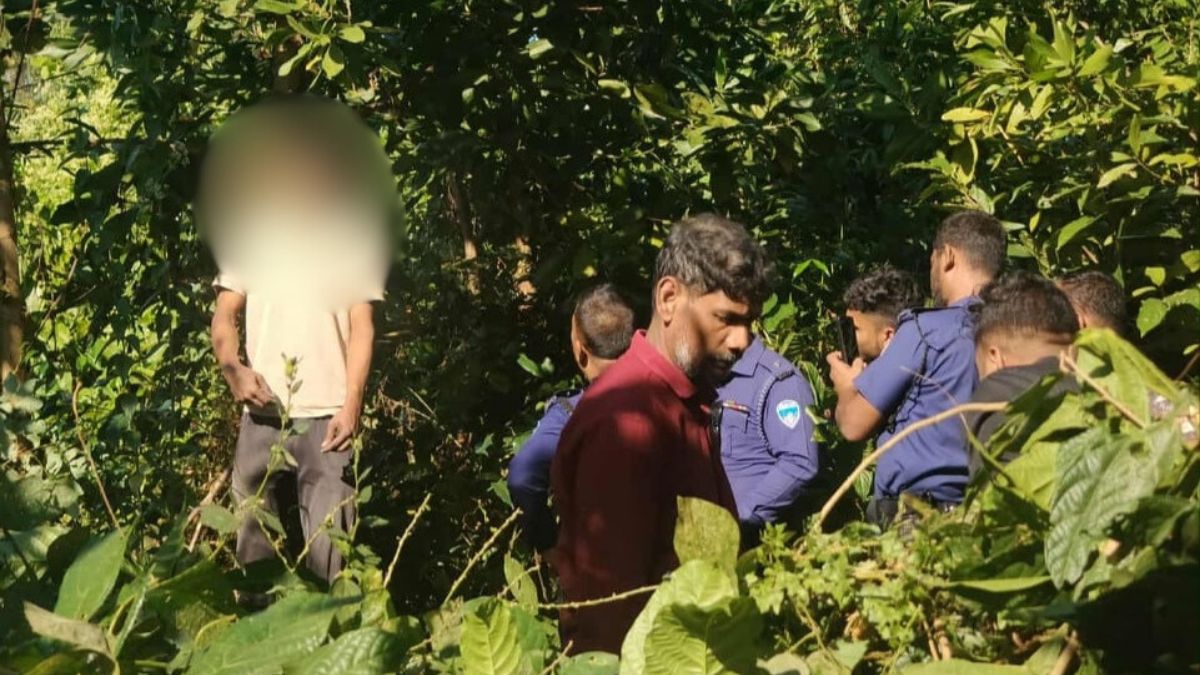 কামালের দেহ ঝুলছে গাছে। ছবি- রূপালী বাংলাদেশ