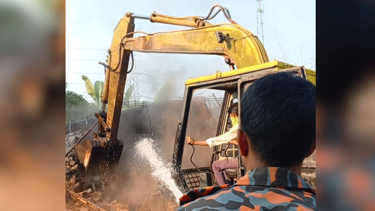 কয়লা চুল্লির ভেকু দিয়ে গুঁড়িয়ে দেওয়া হয়। ছবি- রূপালী বাংলাদেশ