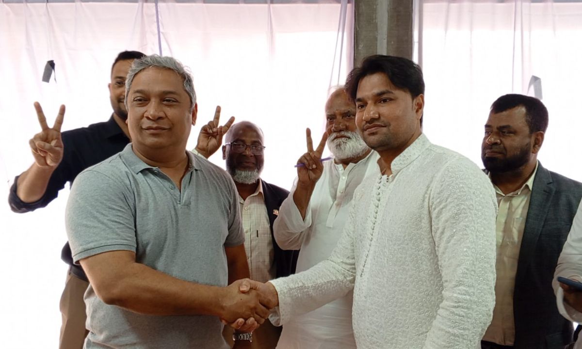 পূর্ণ সমর্থন জানিয়ে শাহ রিয়াজুল হান্নানের হাতে হাত রেখে মো. মনির হোসেন। ছবি : রূপালী বাংলাদেশ