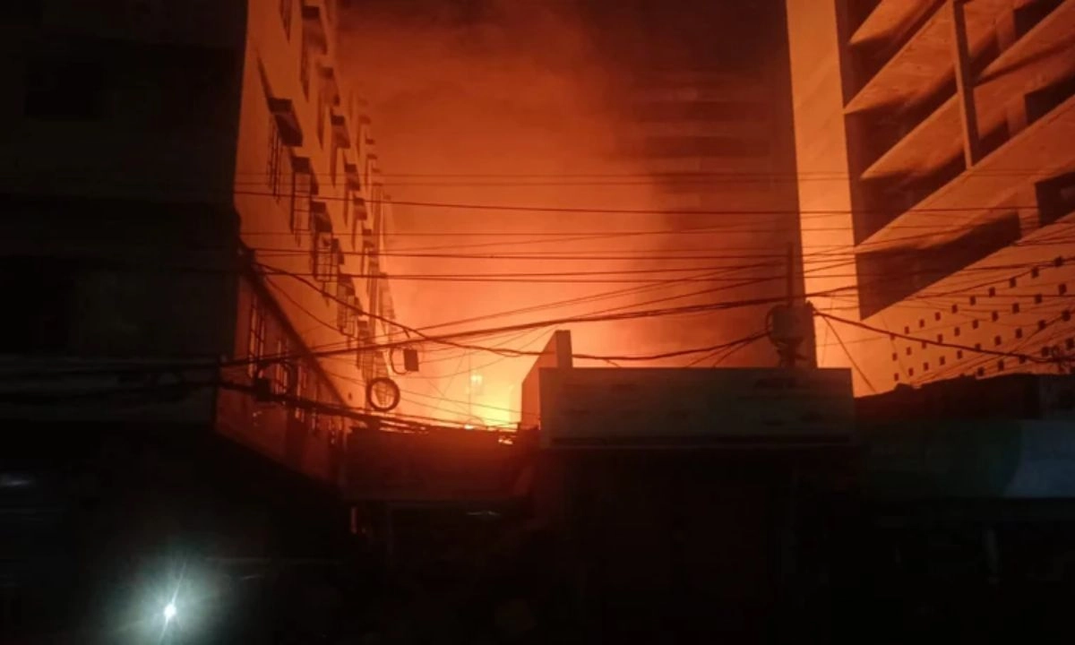 কারওয়ান বাজারে কাঠের দোকানে আগুন। ছবি : সংগৃহীত