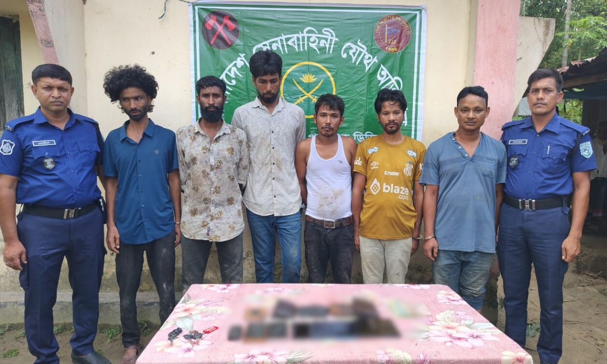 ঠাকুরগাঁওয়ের আউলিয়াপুরে আটক ৬ জন। ছবি- রূপালী বাংলাদেশ