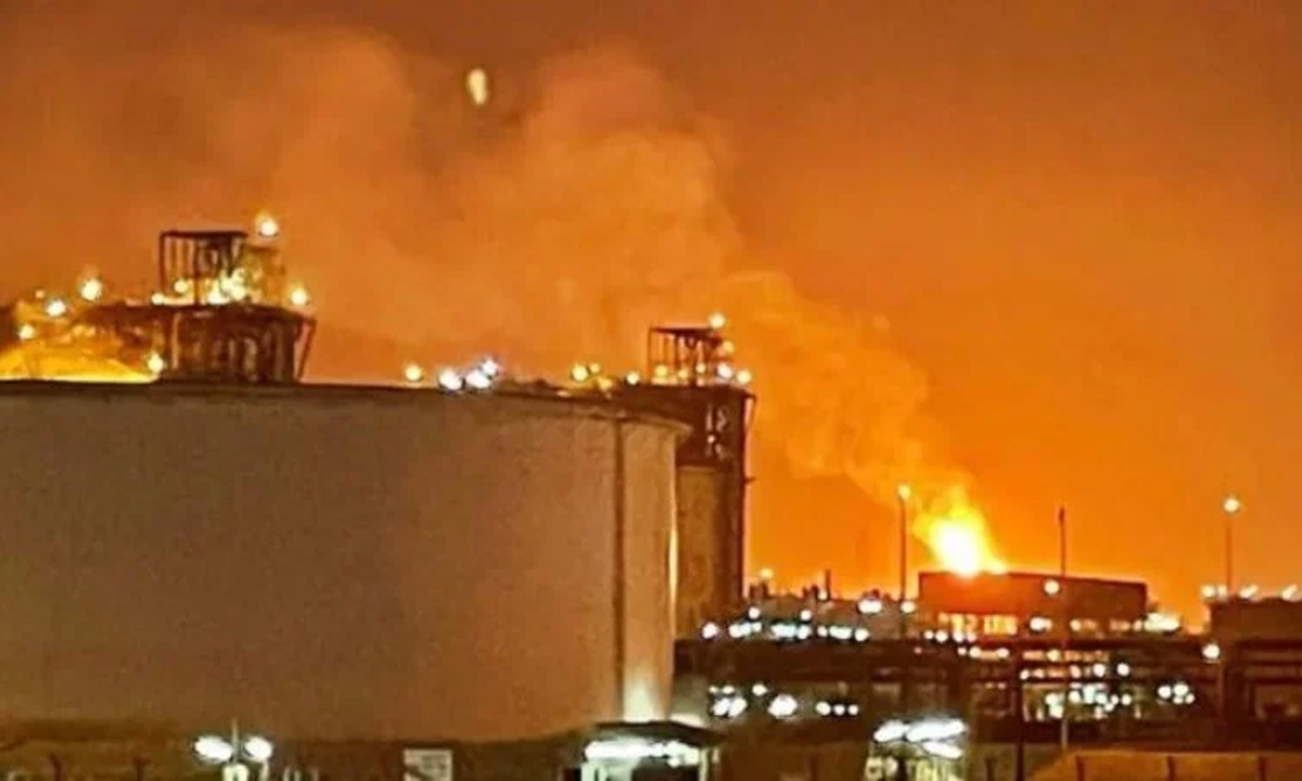 কাতারে রাস লাফান গ্যাস টার্মিনালে বিস্ফোরণের পর আগুন। ছবি : সংগৃহীত