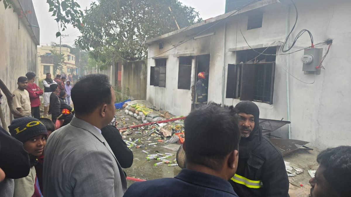 কেরানীগঞ্জে কেমিক্যাল কারখানায় বিস্ফোরণ। ছবি- রূপালী বাংলাদেশ
