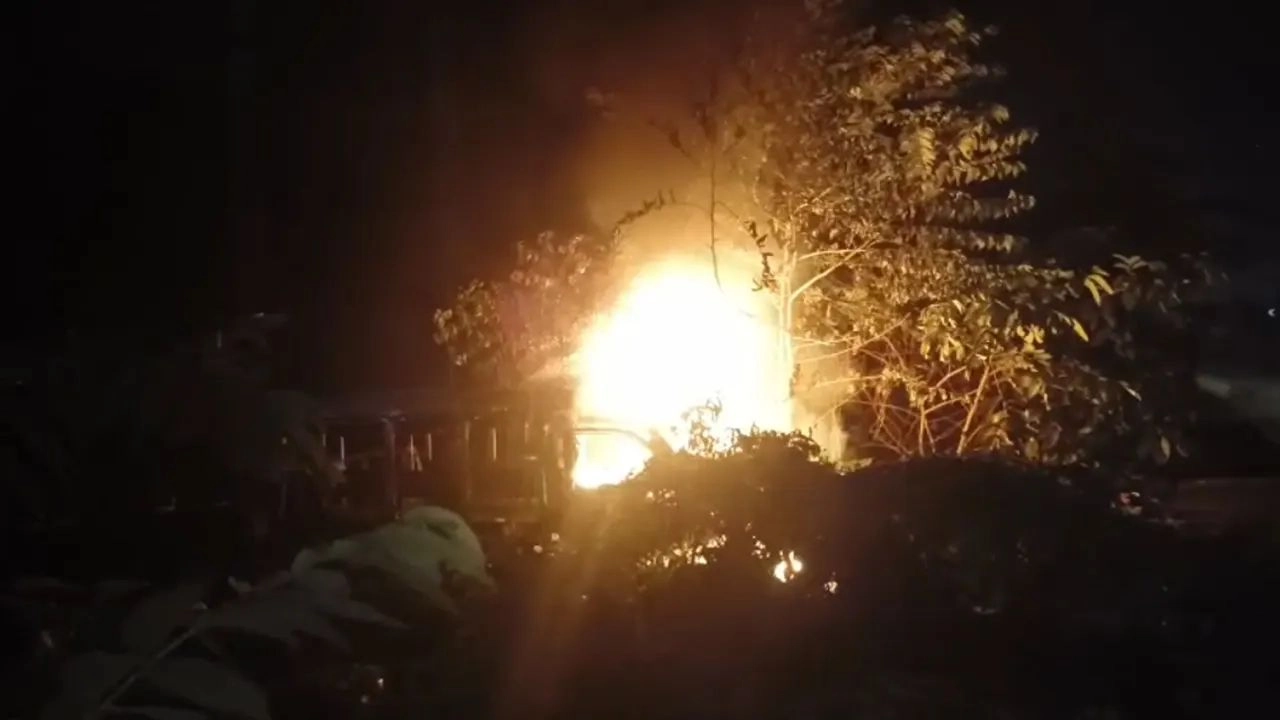 কেরানীগঞ্জে ডাম্পিংয়ে আগুন, পুড়ে ছাই লেগুনা