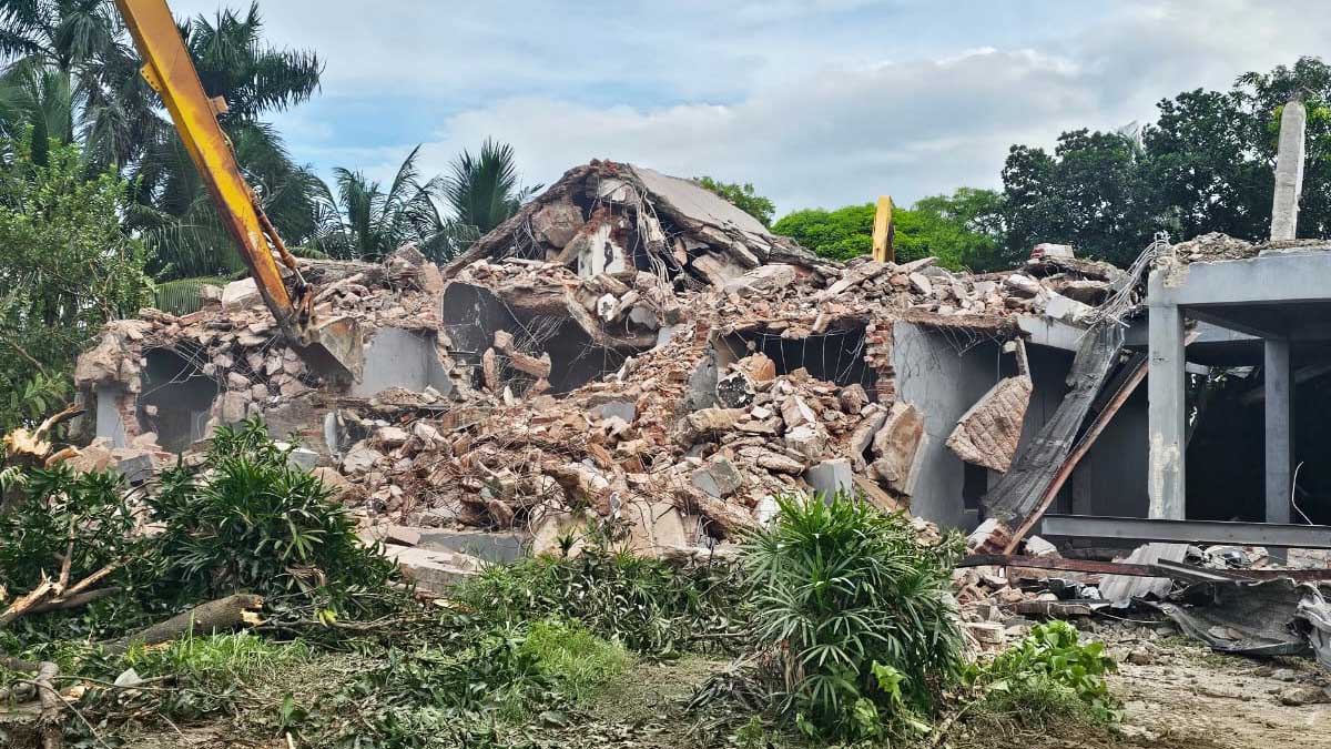 সাবেক প্রতিমন্ত্রী নসরুল হামিদের বাংলোবাড়ি গুঁড়িয়ে দিয়েছে বিআইডব্লিউটিএ। ছবি- রূপালী বাংলাদেশ