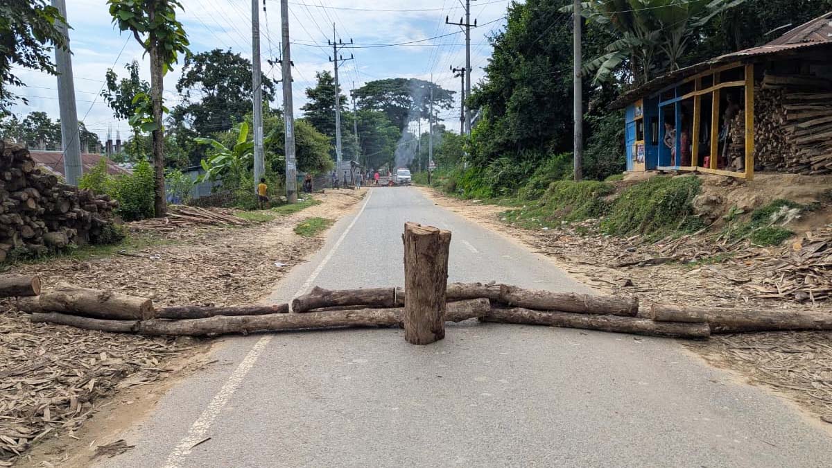 খাগড়াছড়িতে চলমান অবরোধ। ছবি- রূপালী বাংলাদেশ