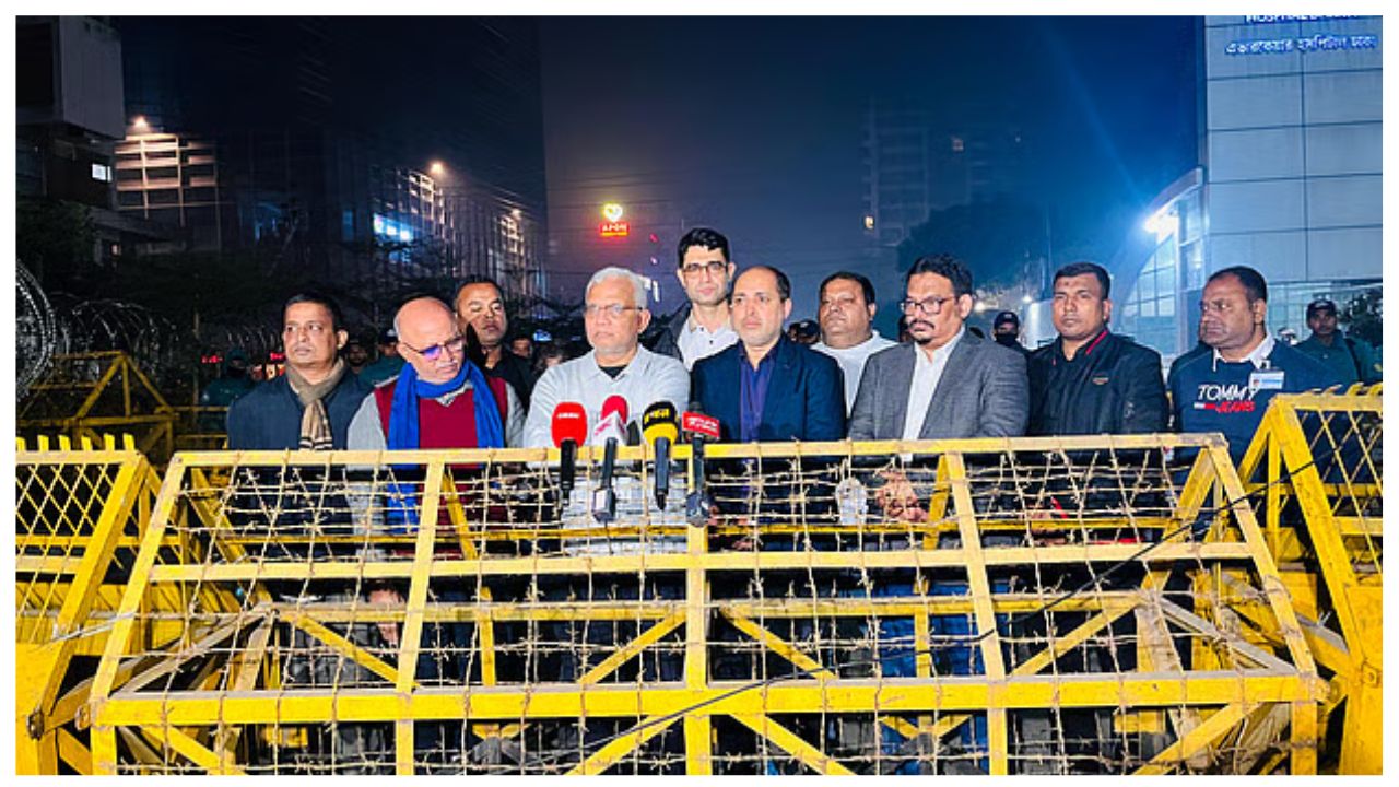সাংবাদিকদের ব্রিফ করছেন ডা. এ জেড এম জাহিদ হোসেন