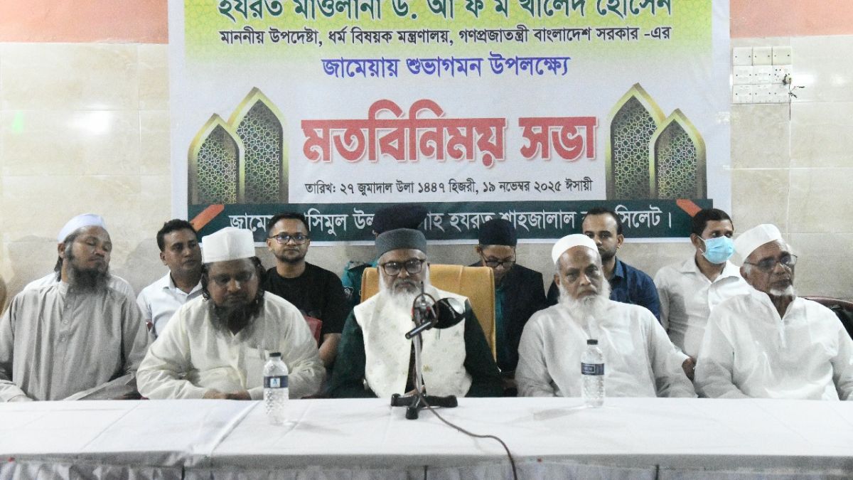 বক্তব্য দেন ধর্মবিষয়ক মন্ত্রণালয়ের উপদেষ্টা ড. আ ফ ম খালিদ হোসেন। ছবি- রূপালী বাংলাদেশ