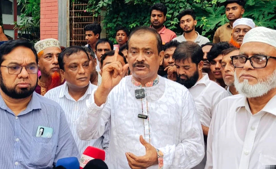 লক্ষ্মীপুরের রায়পুর ওয়ার্ড প্রতিনিধি নির্বাচনের ভোট পর্যবেক্ষণ শেষে সাংবাদিকদের সঙ্গে কথা বলেন বিএনপি চেয়ারপারসনের উপদেষ্টা আবুল খায়ের ভূঁইয়া। ছবি- রূপালী বাংলাদেশ