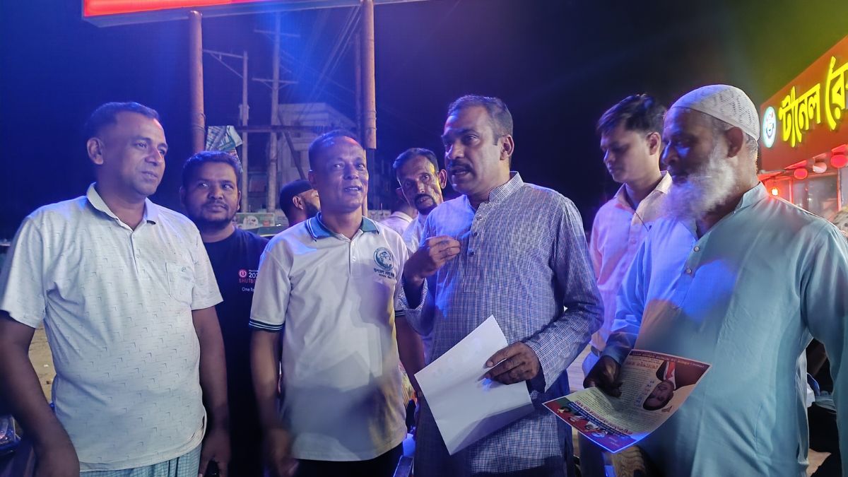 লিফলেট বিতরণকালে কথা বলেন খোরশেদুল আলম। ছবি- রূপালী বাংলাদেশ