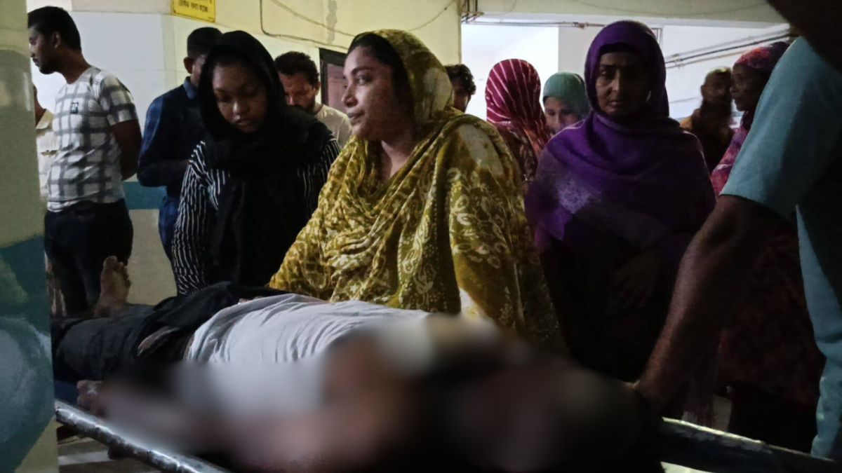 ইমরান মুন্সীর মরদেহ ঘিরে স্বজনরা। ছবি- রূপালী বাংলাদেশ