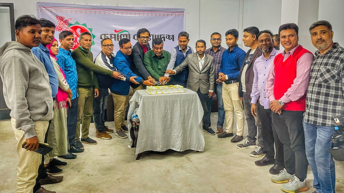 খুলনায় রূপালী বাংলাদেশের প্রতিষ্ঠাবার্ষিকী উপলক্ষে গণমান্য ব্যক্তিদের উপস্থিতে কেক কাটা হয়। ছবি- রূপালী বাংলাদেশ