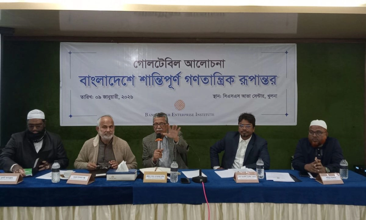 গোলটেবিল আলোচনা সভায় জনপ্রতিনিধিরা। ছবি- রূপালী বাংলাদেশ