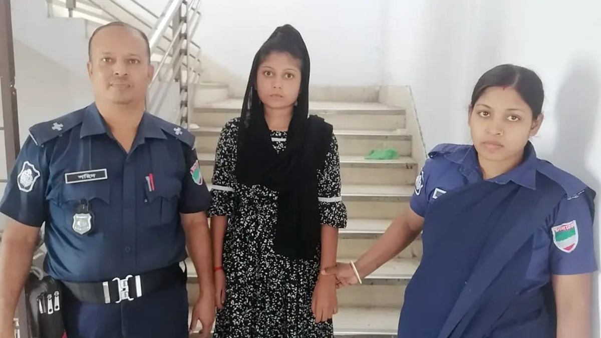 আসামি কানিজ ফাতেমা কনাকে আদালতে নেওয়া হয়। ছবি : রূপালী বাংলাদেশ