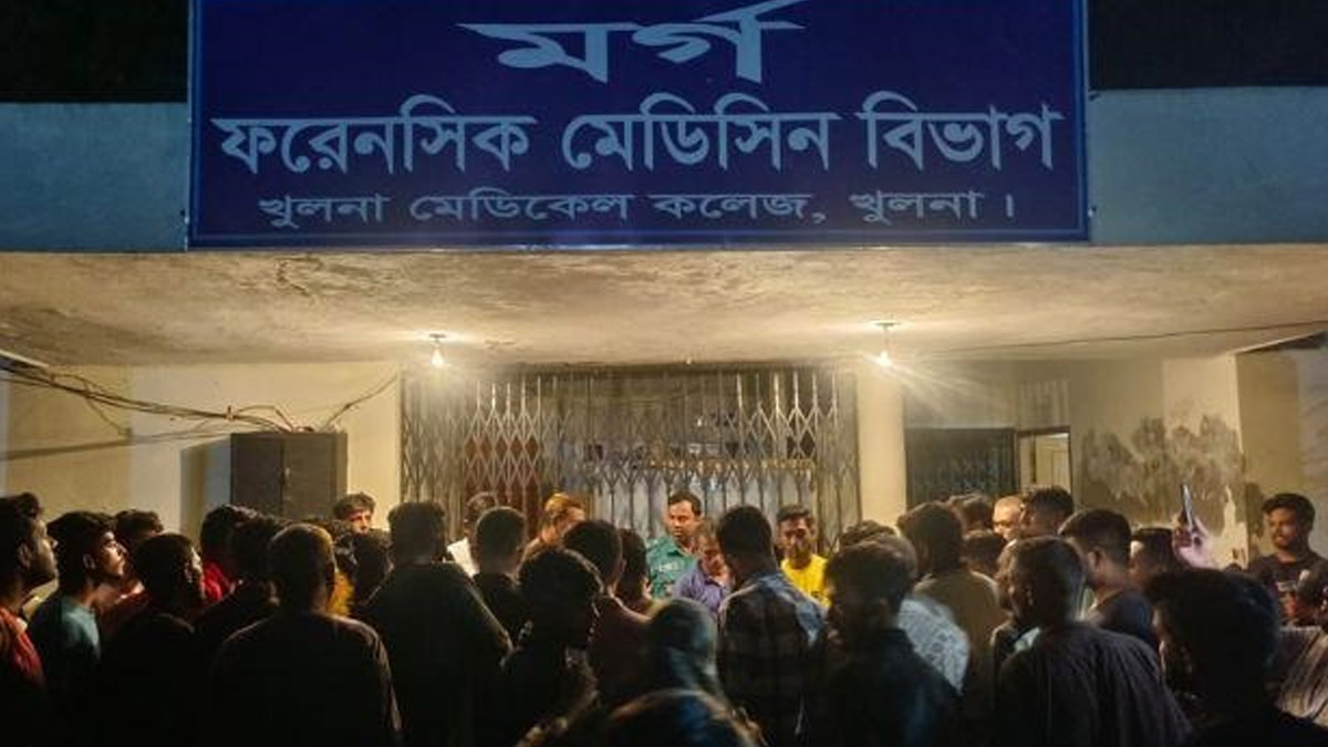 খুলনা মেডিকেল কলেজ হাসপাতালে নিয়ে গেলে চিকিৎসাধীনে তার মৃত্যু হয়।  ছবি- রূপালী বাংলাদেশ