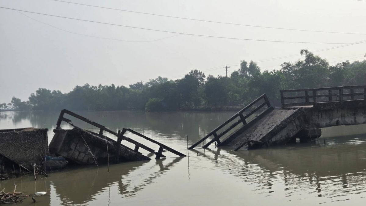 খুলনায় উলুবুনিয়া নদীর ওপর নির্মিত একটি ব্রিজ ভেঙে পড়েছে। ছবি- রূপালী বাংলাদেশ