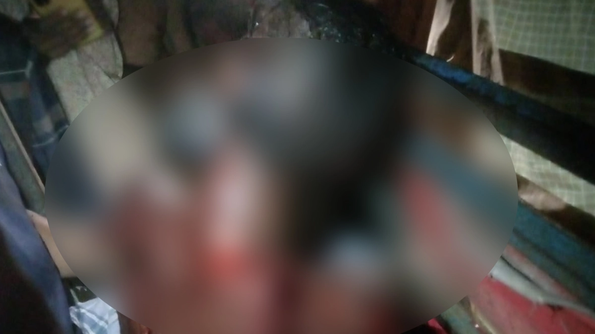 বাবাকে কুপিয়েছে ছেলে। ছবি- সংগৃহীত