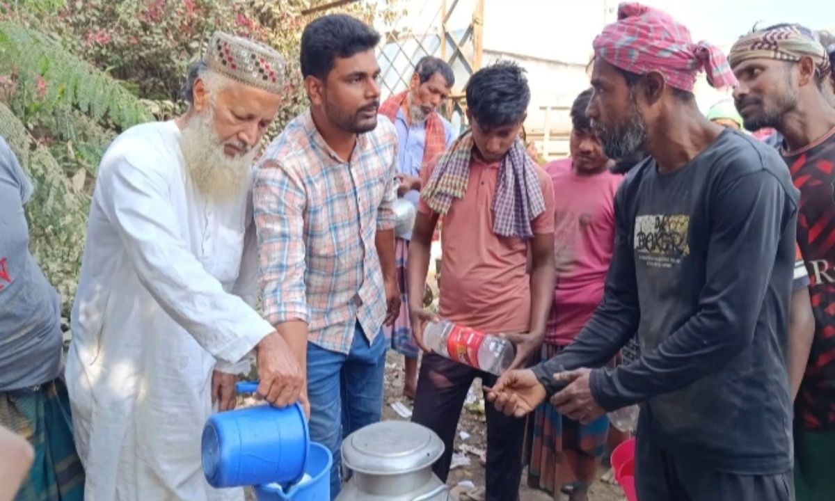 কিশোরগঞ্জে ১০ টাকা দরে দুধ বিক্রি। ছবি : রূপালী বাংলাদেশ