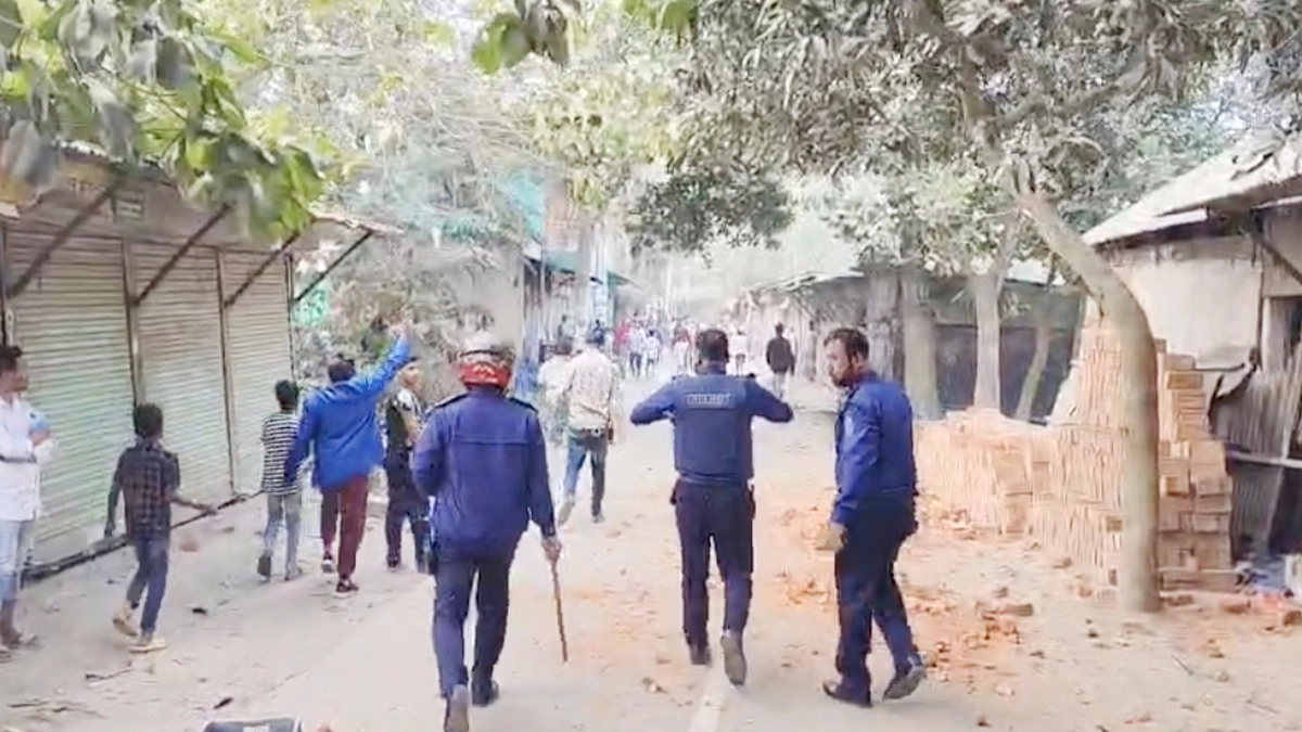ফুটবল খেলাকে কেন্দ্র করে সংঘটিত হামলা। ছবি- রূপালী বাংলাদেশ