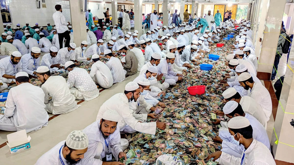 গণনা করা হচ্ছে পাগলা মসজিদের দানবাক্সের টাকা। ছবি- রূপালী বাংলাদেশ
