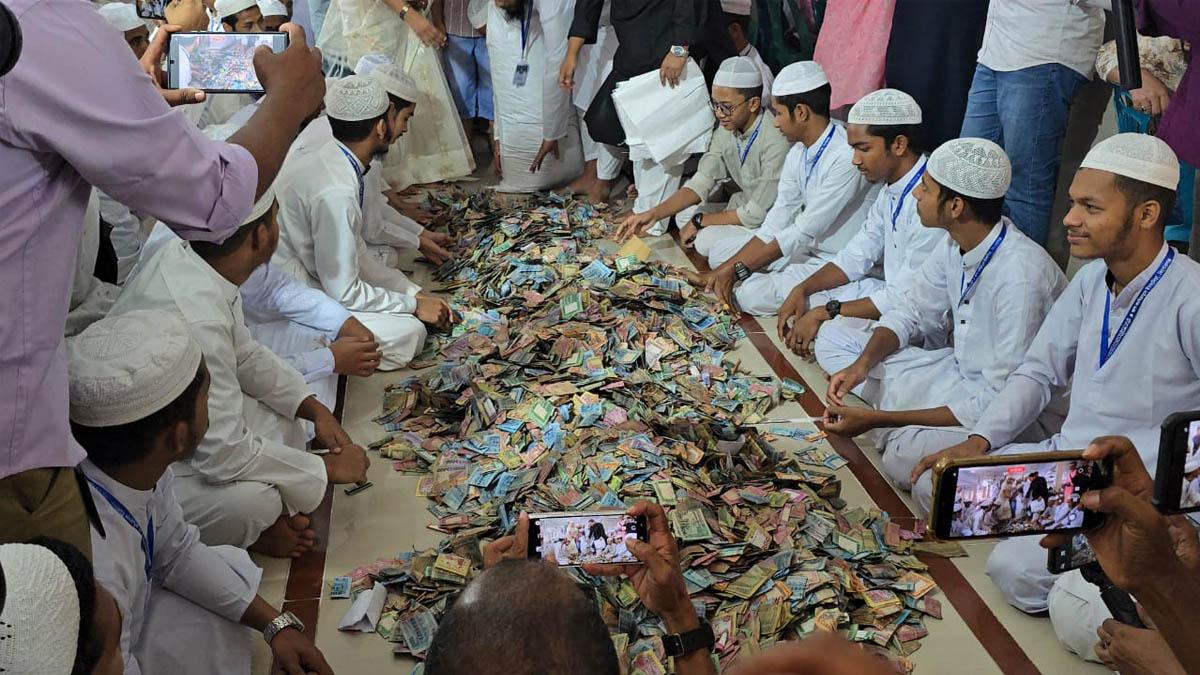 পাগলা মসজিদের দানবাক্সের টাকা গণনা চলছে ।      ছবি- রূপালী বাংলাদেশ