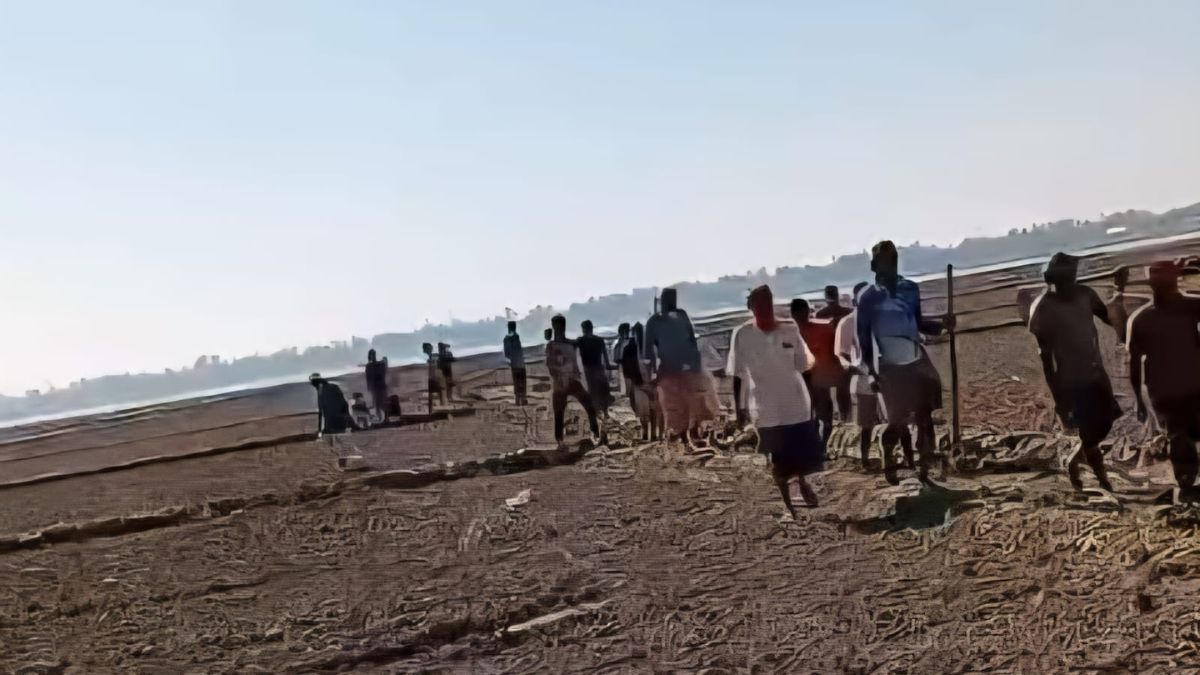 লাঠিসোঁটা নিয়ে সেচ প্রকল্প দখল নিতে আসেন বিএনপি নেতা খালেক মিয়া ও তার দলবল। ছবি- রূপালী বাংলাদেশ