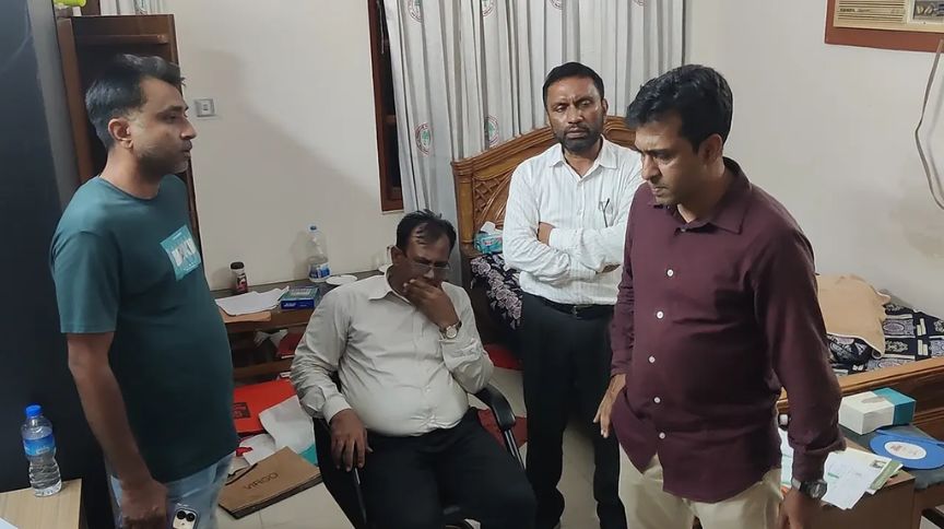 বরিশাল বিভাগীয় বন কর্মকর্তা কবির হোসেন পাটোয়ারী আটক। ছবি- সংগৃহীত
