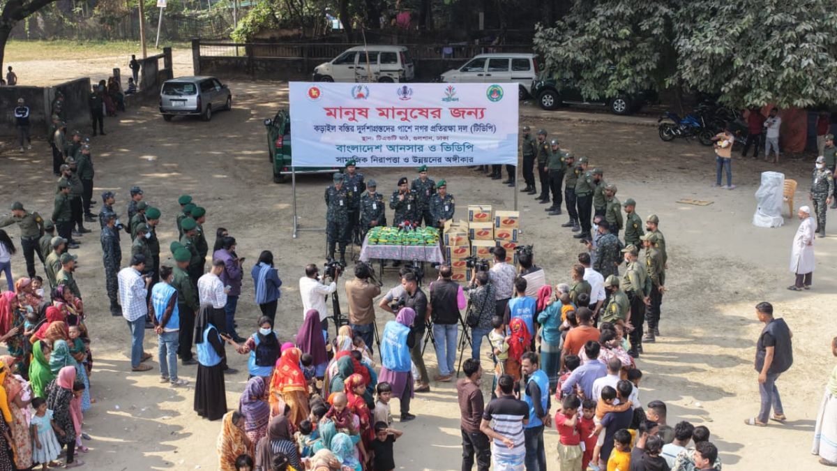 কড়াইল অগ্নিকাণ্ডে ক্ষতিগ্রস্তদের ৯ম দিনের মানবিক সহায়তা প্রদান আনসার-ভিডিপির। ছবি- ছবি- রূপালী বাংলাদেশ