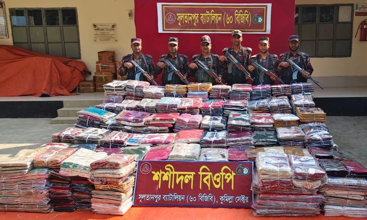 ব্রাহ্মণবাড়িয়ার কসবায় ভারতীয় শাড়ি জব্দ। ছবি : রূপালী বাংলাদেশ