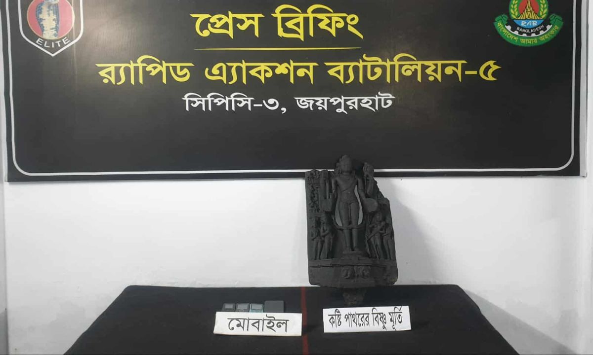 নওগাঁয় কষ্টিপাথরের বিষ্ণুমূর্তিসহ আটক ৪