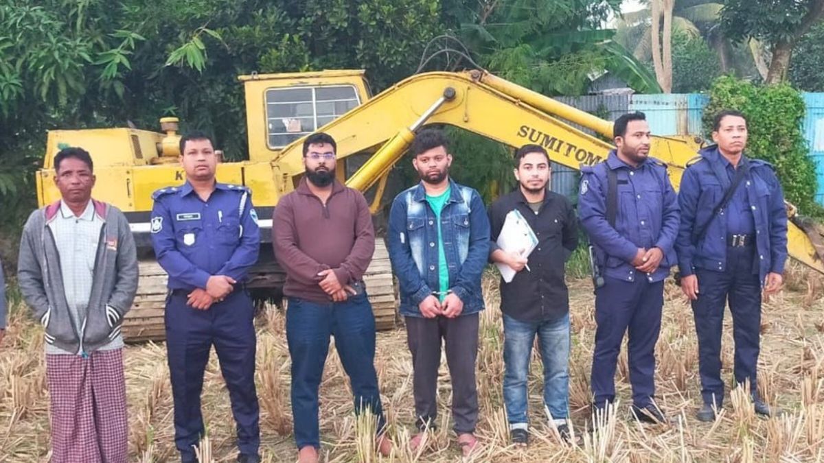 অবৈধভাবে কৃষিজমি থেকে মাটি কাটায় চৌদ্দগ্রামে উপজেলা প্রশাসনের অভিযান। ছবি- রূপালী বাংলাদেশ