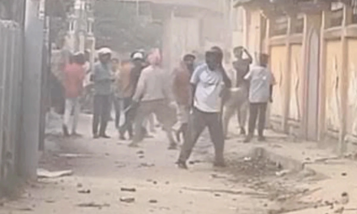 কুমিল্লায় দুই গ্রুপে সংঘর্ষ। ছবি : সংগৃহীত