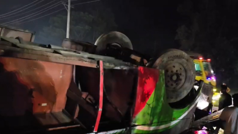 কুমিল্লায় নিয়ন্ত্রণ হারিয়ে উল্টে গেল যাত্রীবাহী বাস, আহত ১০