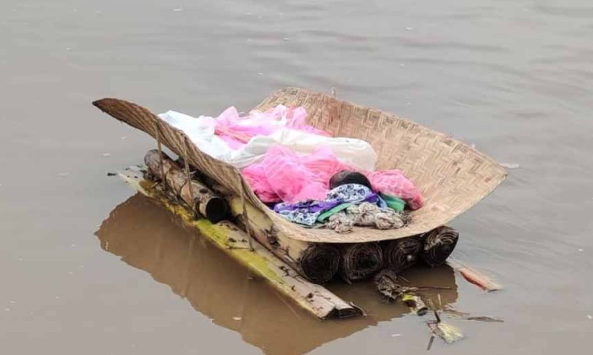ভেলায় করে আসা মরদেহটি নদীতে ভাসছে। ছবি- সংগৃহীত