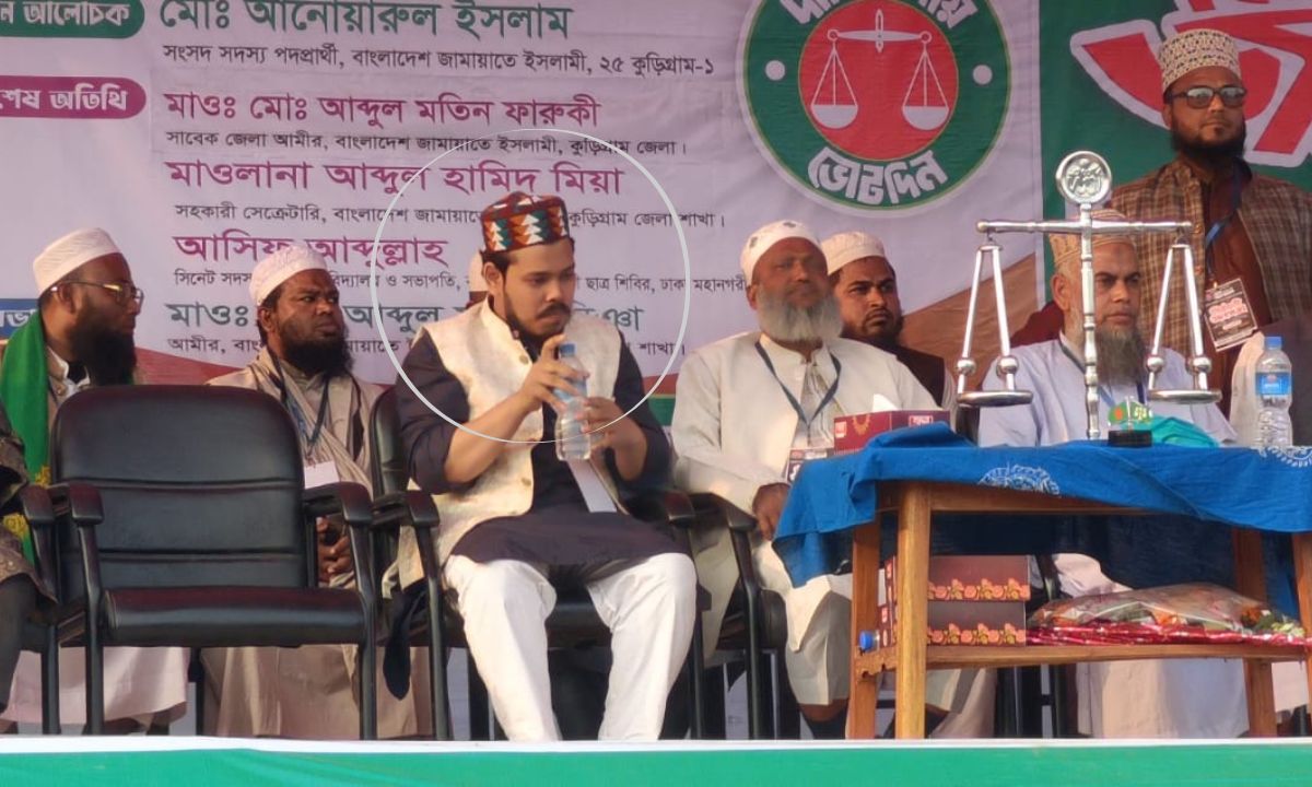 জামায়াতে ইসলামীর জনসভায় গণঅধিকার পরিষদের প্রার্থী বিন ইয়ামিন মোল্লা। ছবি : রূপালী বাংলাদেশ