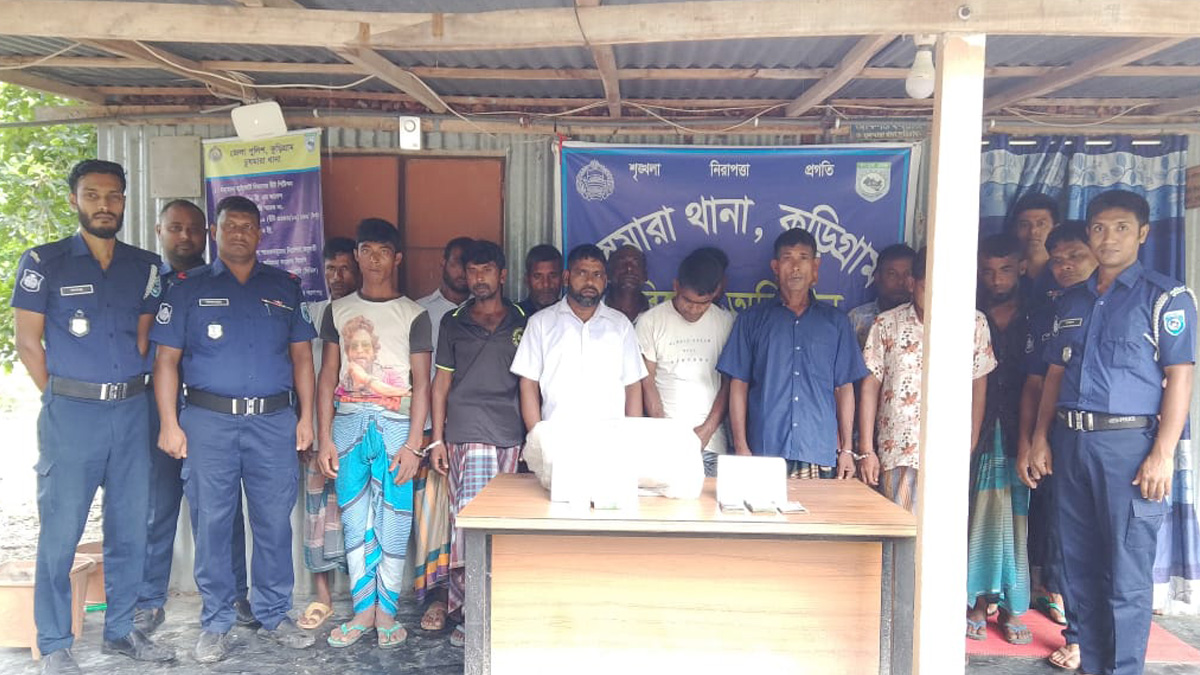 চিলমারীতে বিশেষ অভিযানে জুয়া খেলার আসর থেকে ইউপি সদস্যসহ ১৪ জনকে গ্রেপ্তার। ছবি- রূপালী বাংলাদেশ
