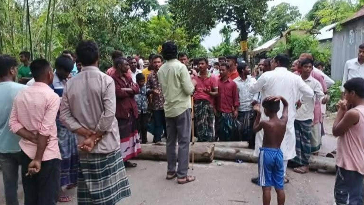 ভূরুঙ্গামারীতে সারের দাবিতে রাস্তা অবরোধ করে বিক্ষোভ করেছেন স্থানীয় কৃষকরা। ছবি- রূপালী বাংলাদেশ