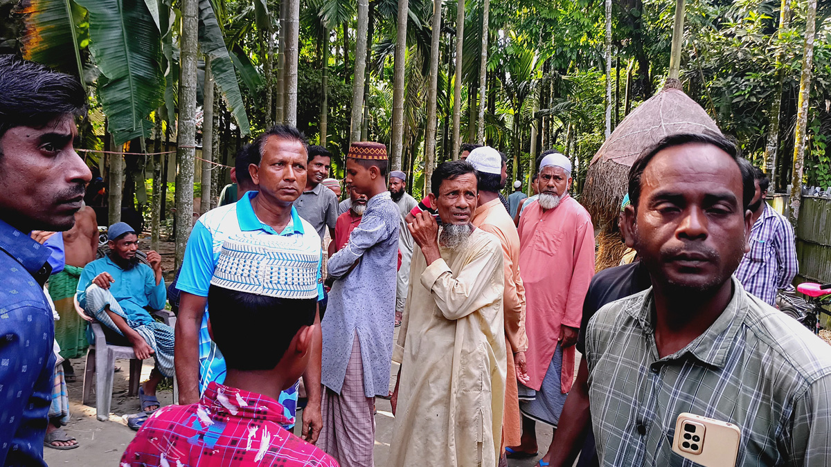 স্কুল ছাত্রীর মৃত্যুতে এলাকায় শোক। ছবি- রূপালী বাংলাদেশ