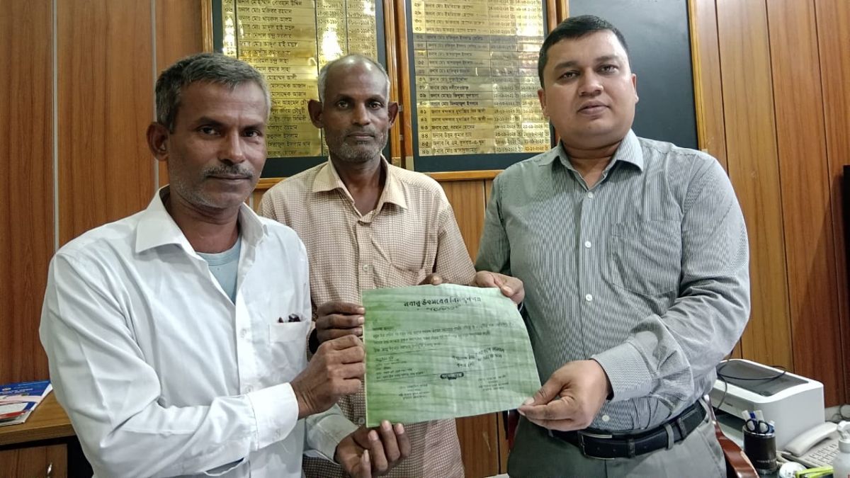 কুড়িগ্রামে প্রশাসনকে কলার পাতায় লেখা নবান্ন উৎসবের নিমন্ত্রণপত্র প্রদান। ছবি- রূপালী বাংলাদেশ