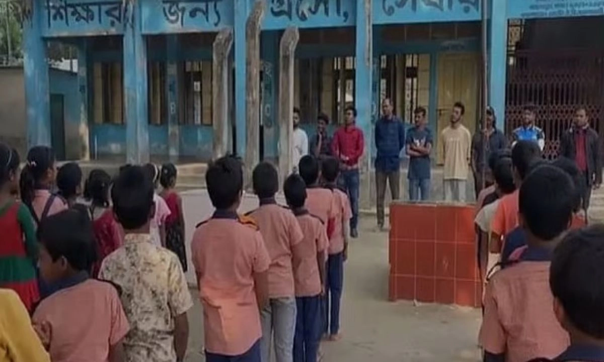 কুড়িগ্রামে প্রাথমিক বিদ্যালয়ে শিক্ষার্থীদের দিয়ে ‘ধানের শীষ’ স্লোগান। ছবি : সংগৃহীত