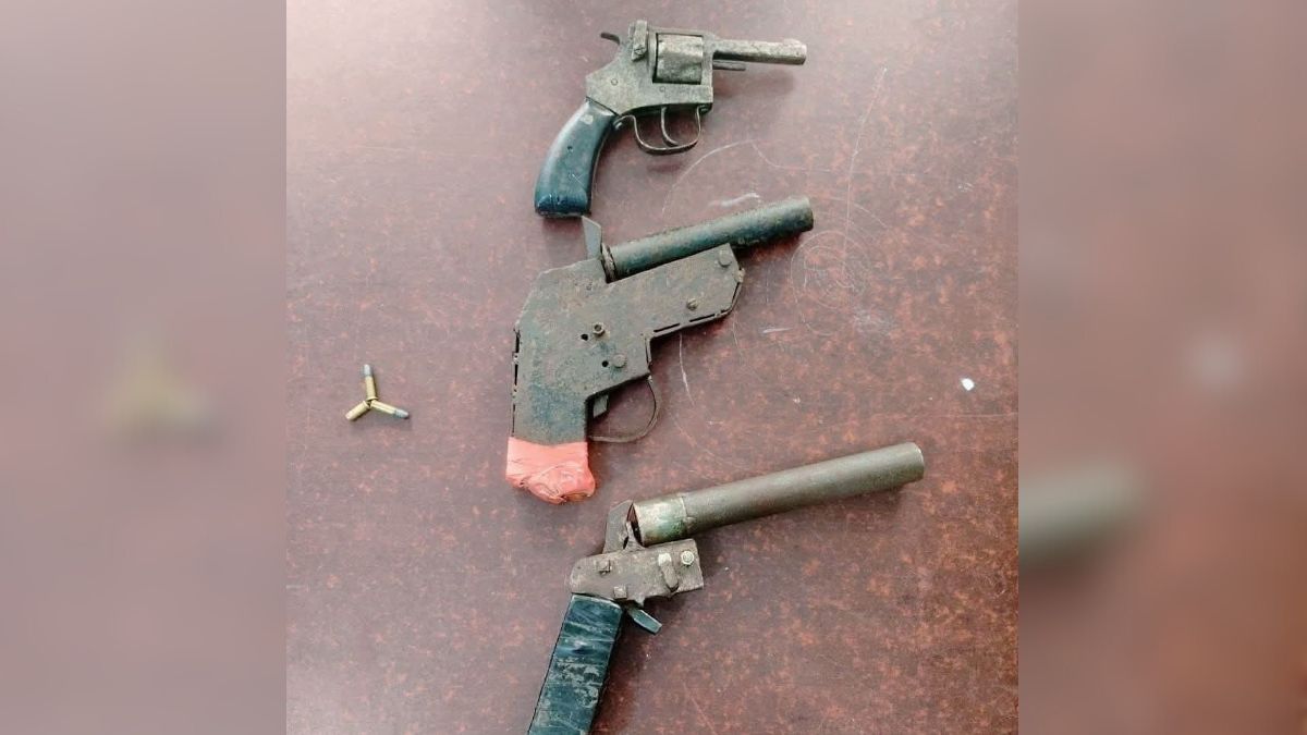 উদ্ধারকৃত অস্ত্র। ছবি- রূপালী বাংলাদেশ