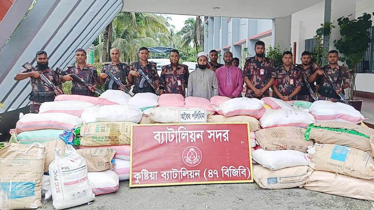 মিরপুরে অভিযান চালিয়ে প্রায় ১২ লাখ টাকা মূল্যের নিষিদ্ধ ঘোষিত পলিথিন জব্দ। ছবি- রূপালী বাংলাদেশ