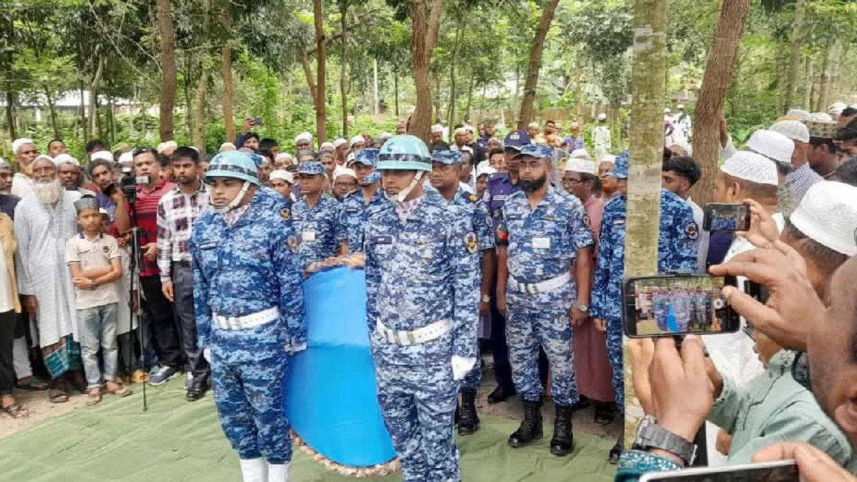 রজনীর কবরে ফুল দিয়ে শ্রদ্ধা জানিয়েছেন বিমান বাহিনীর কর্মকর্তারা। ছবি- রূপালী বাংলাদেশ